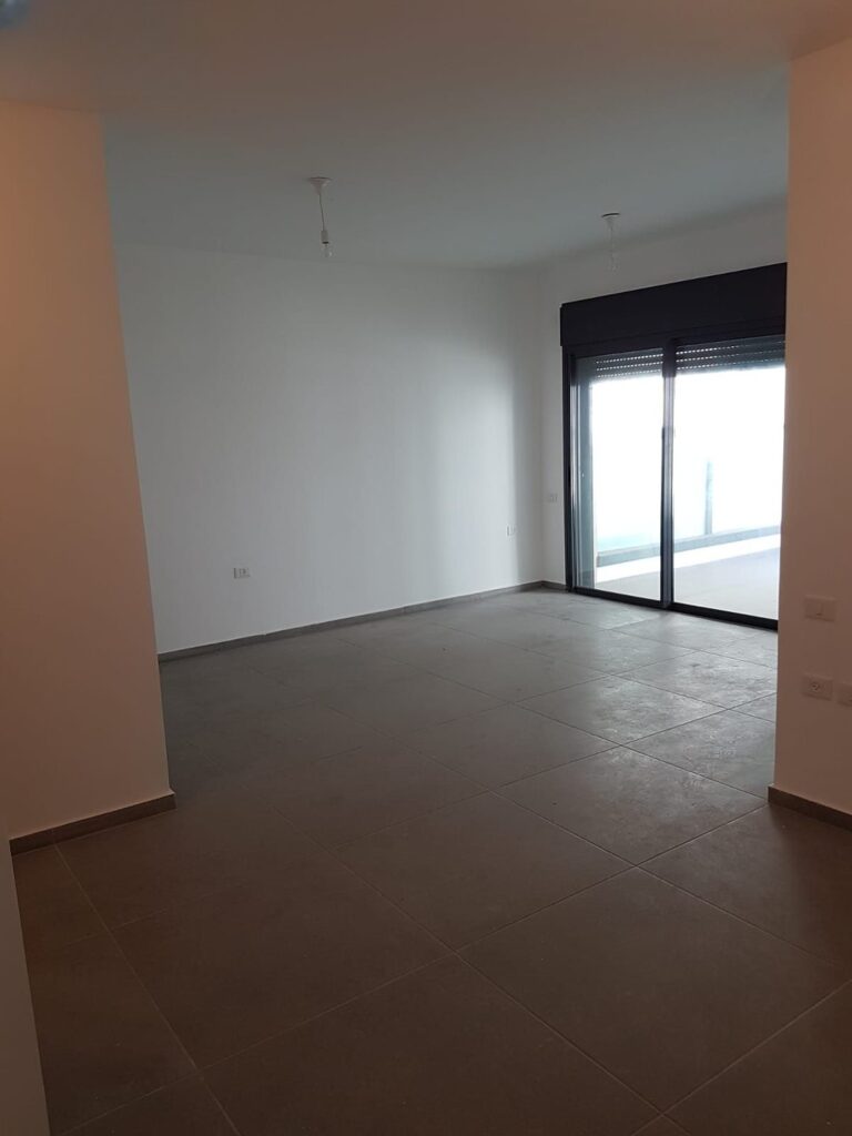 חלל מגורים עם יציאה למרפסת, דירת 4.5 חדרים באבשלום חביב 7