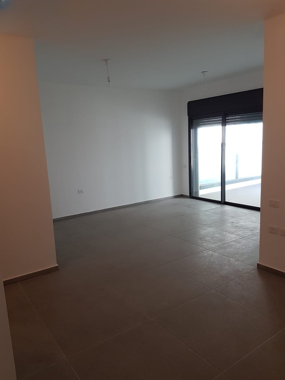 חלל מגורים עם יציאה למרפסת, דירת 4.5 חדרים באבשלום חביב 7