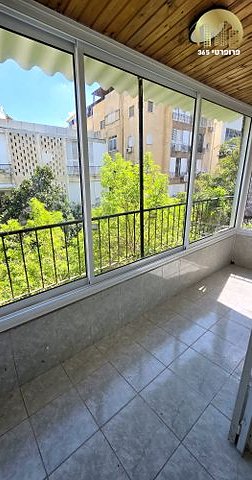 מרפסת סגורה עם חלונות לנוף ירוק, דירה להשכרה בחובבי ציון 9א
