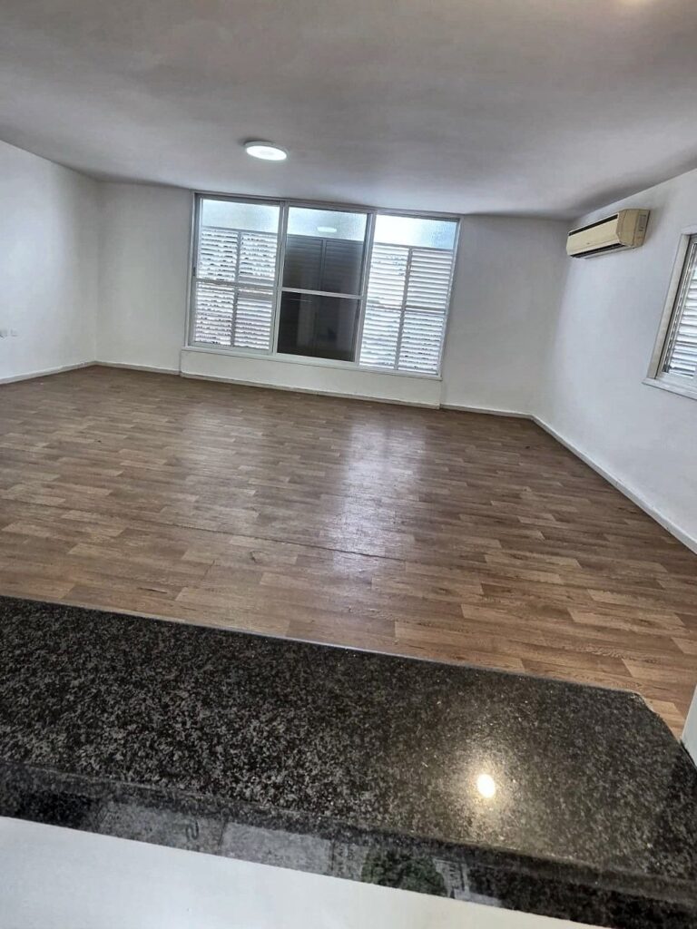 סלון מרווח עם חלונות גדולים, דירה להשכרה במשה סנה 13